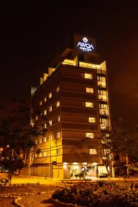 budynek z znakiem aania na górze w nocy w obiekcie Awqa Concept Hotel w mieście Trujillo