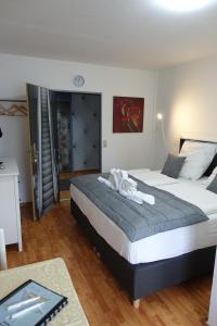ein Hotelzimmer mit 2 Betten und einem Tisch in der Unterkunft Stern Hotel in Leipzig