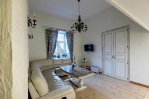 una sala de estar con un sofá y una mesa en Provence Home, en Vilna