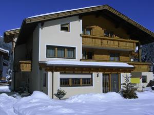 una casa grande con nieve delante en Alpenecho, en Neustift im Stubaital