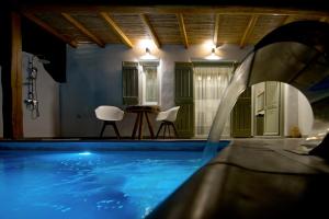 Bazén v ubytování Aeris suites nebo v jeho okolí