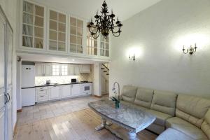 salon z kanapą i stołem w obiekcie Provence Home w Wilnie