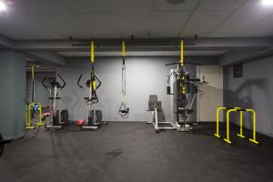 Posilňovňa alebo fitness centrum v ubytovaní Athina Airport Hotel