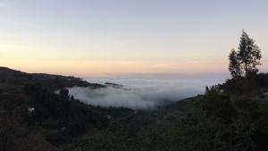 una vista de un valle de nubes en las montañas en BELLA DORAMAS Casas Rurales Panchita & Millo en Moya