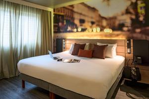 Cama ou camas em um quarto em Novotel Curitiba Batel