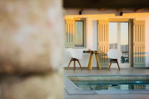 Bazén v ubytování Aeris suites nebo v jeho okolí
