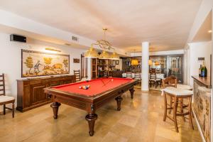 a billiard room with a pool table in it at Cubo's Casa Manzanares Bijou in Alhaurín el Grande