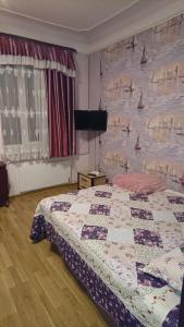 リヴィウにあるАпартаменты на Антоновичаのベッドルーム1室(ベッド1台、壁に掛け布団付)