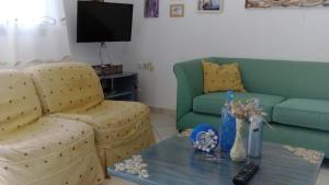 Televízia a/alebo spoločenská miestnosť v ubytovaní Natalia's Apartments