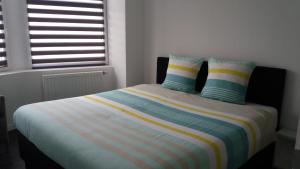 En eller flere senge i et værelse på Nieuw 2 Slaapkamer Appartement van 90 m²