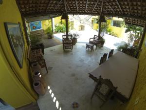 vistas panorámicas a un patio con mesa y sillas en Casa do Monge Apartments, en Ilhabela