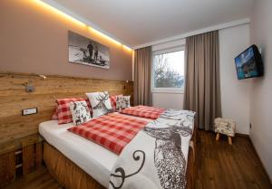 Łóżko lub łóżka w pokoju w obiekcie Appartement Living Schönwies including Zell am See-Kaprun summercard