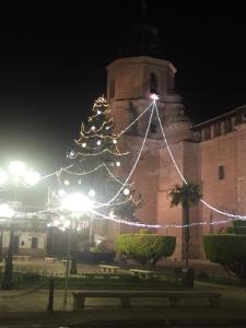 un árbol de Navidad frente a un edificio con luces en San Cristobal, en Villahermosa