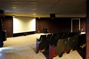 an empty room with chairs and a projection screen at Linda Bay Beach & Resort in Mar de las Pampas +26 photos