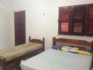 a bedroom with two beds and a window at Repouso do Mar Residence in Aracati