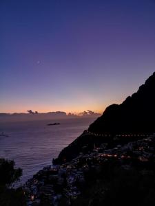 vista sulla città e sull'oceano al tramonto di Casa Bianca a Positano