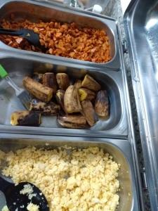 two trays of food with potatoes and other foods at Hotel Boldrini in Montanha