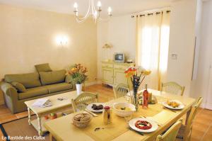 a living room with a table and a dining room at Lagrange Vacances Domaine de Fayence in Fayence