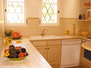 a kitchen with a bowl of fruit on a counter at Lagrange Vacances Domaine de Fayence in Fayence