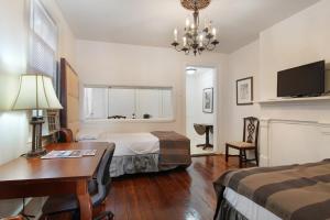 Postel nebo postele na pokoji v ubytování Historic Mardi Gras Inn + 35 fotografií