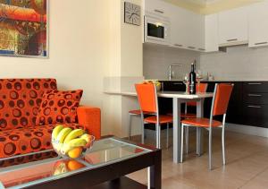 ラスパルマス・デ・グランカナリアにあるMarlenghi Apartments 8 2Aのリビングルーム(ソファ、テーブル付)