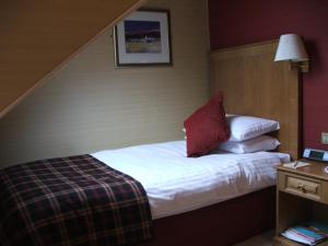 Postel nebo postele na pokoji v ubytování Atholl Hotel