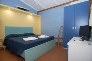 Säng eller sängar i ett rum på Cala Blanca Resort
