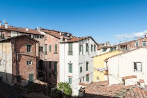 vista sui tetti di un centro storico di Suite cuore di Lucca a Lucca