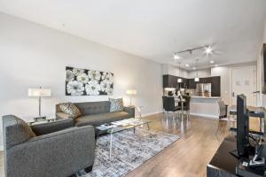 ein Wohnzimmer mit Sofa und Tisch in der Unterkunft Global Luxury Suites in Menlo Park in Menlo Park