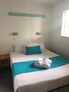 
A bed or beds in a room at Palm Beach Caravan Park
