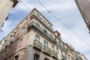 een gebouw met balkons aan de zijkant bij World Travelers in Lissabon