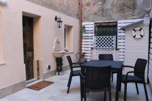 une salle à manger avec une table et des chaises noires dans l'établissement La corte segreta, à Venise