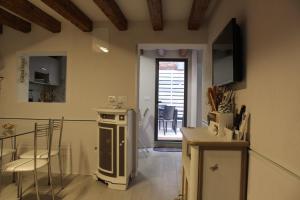 une cuisine avec une table et des chaises dans une pièce dans l'établissement La corte segreta, à Venise