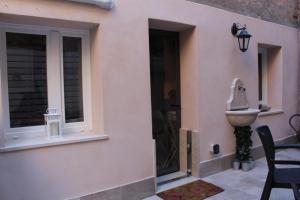 Cette chambre dispose de deux fenêtres et d'un lavabo. dans l'établissement La corte segreta, à Venise 40 autres photos