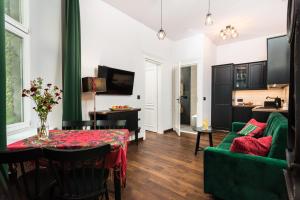 Telewizja i/lub zestaw kina domowego w obiekcie Wooden Horse - New Apartment - Old Town