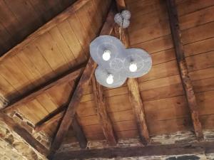 a ceiling fan hanging from a wooden ceiling at Apartamentos rurales Casa Do Cabo in Vega de Logares