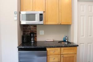 una pequeña cocina con fregadero y microondas en Furnished Studio in Downtown Boston #35, en Boston