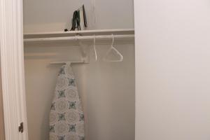uma gravata pendurada numa prateleira num armário em Furnished Studio in Downtown Boston #35 em Boston