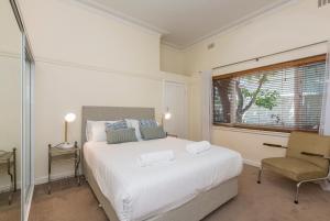 En eller flere senge i et værelse på Cottesloe Bel-Air Apartment