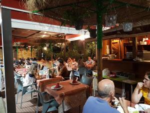 マドリガル・デ・ラ・ベラにあるHosteria Doña Conchiのレストランの席に座る人々