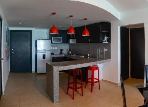 Una cocina o cocineta en Lindo Departamento al pie de playa Edificio TORRE OCEÁNICA