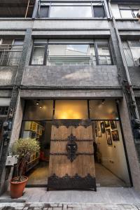 台南愛藝宿Art Space 台南民宿編號287 包棟民宿 寵物友善 近台南車站的一座带大木门的建筑的入口