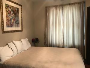 Łóżko lub łóżka w pokoju w obiekcie Riverside Hot Springs Inn & Spa - Adults Only