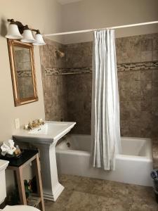 A bathroom at Riverside Hot Springs Inn & Spa - Adults Only