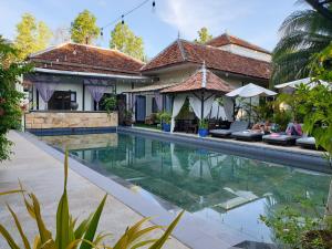 Bazén v ubytování The Sanctuary Villa Battambang nebo v jeho okolí