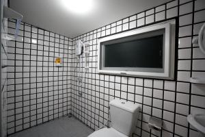 Kylpyhuone majoituspaikassa Dhub Hostel Donmueng