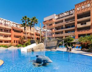 un parque acuático con una tortuga y un elefante en una piscina en H10 Mediterranean Village en Salou