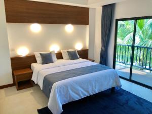 Un pat sau paturi într-o cameră la Noble House Beach Resort +86 fotografii