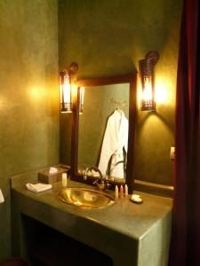 La salle de bains est pourvue d'un lavabo et d'un miroir. dans l'établissement Riad Capaldi, à Marrakech