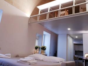 Un pat sau paturi într-o cameră la Al Duomo Relais